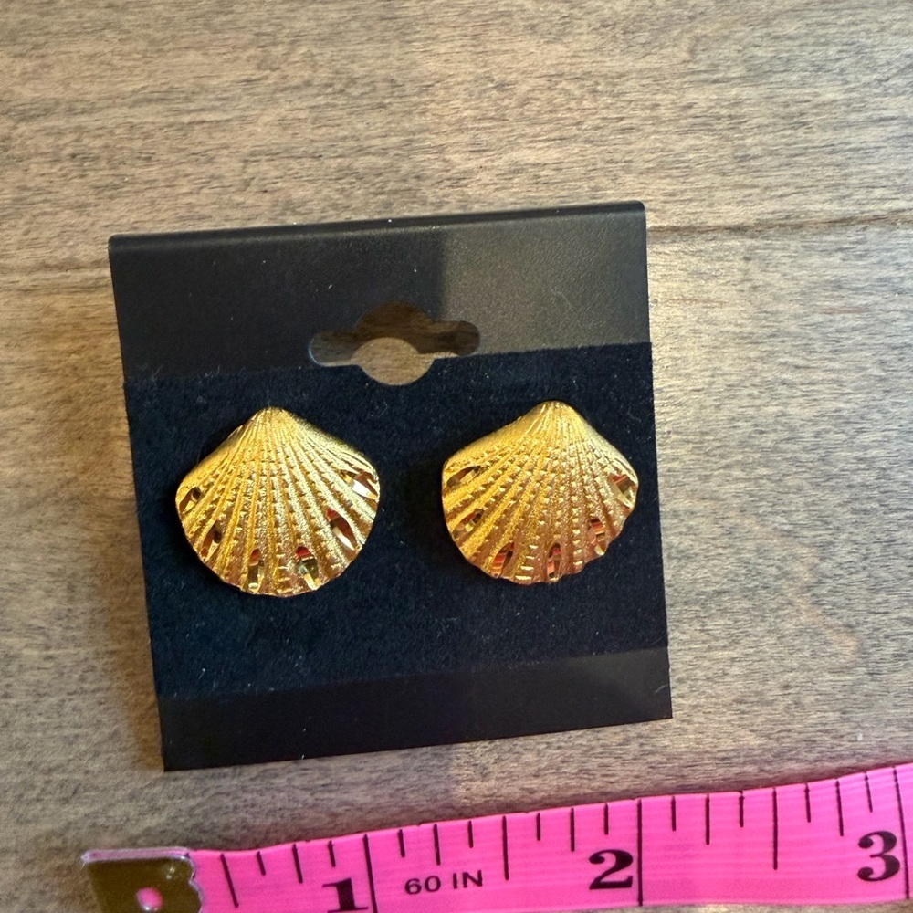 Chic Gold-Tone Shell Earrings - Picture 2 of 3